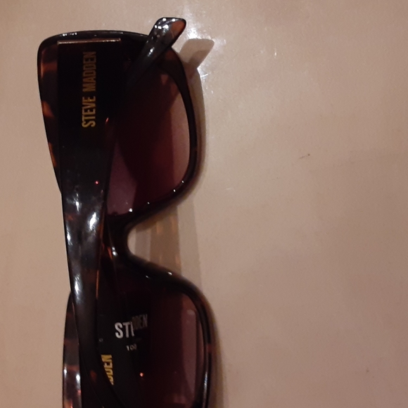Steve Madden Sunglasses - Picture 3 of 11